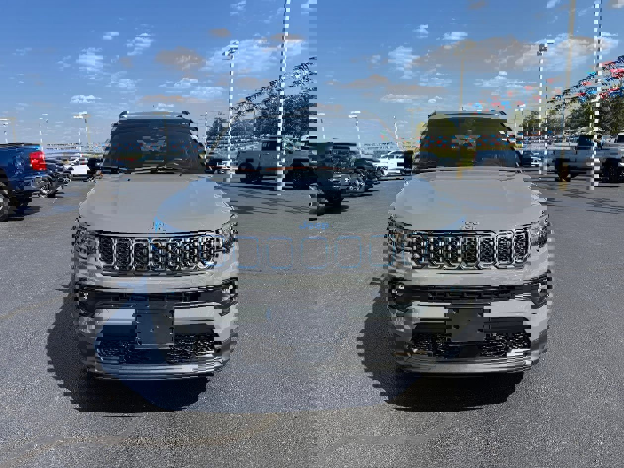 Used 2023 Jeep Compass Latitude image 2