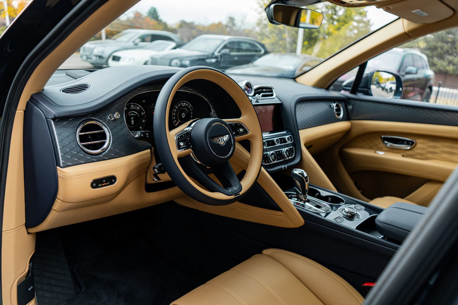 Used 2025 Bentley Bentayga image 25