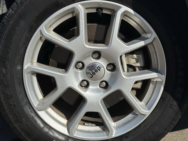 Used 2023 Jeep Renegade Latitude AWD/4WD image 9