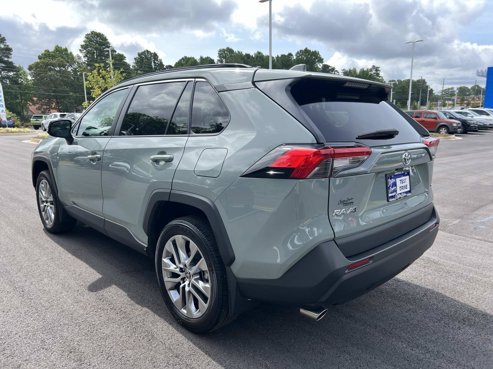 Used 2022 Toyota RAV4 XLE Premium FWD image 5
