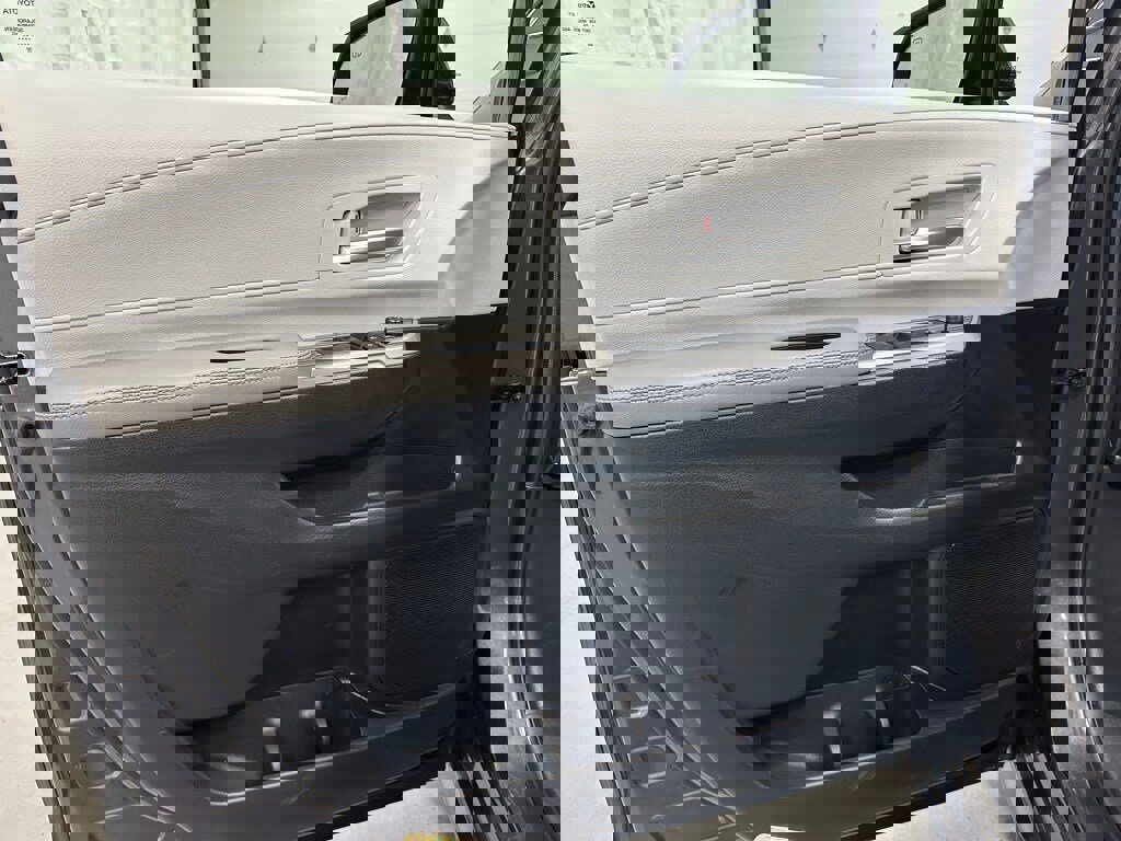 Used 2025 Toyota Sienna XLE image 8