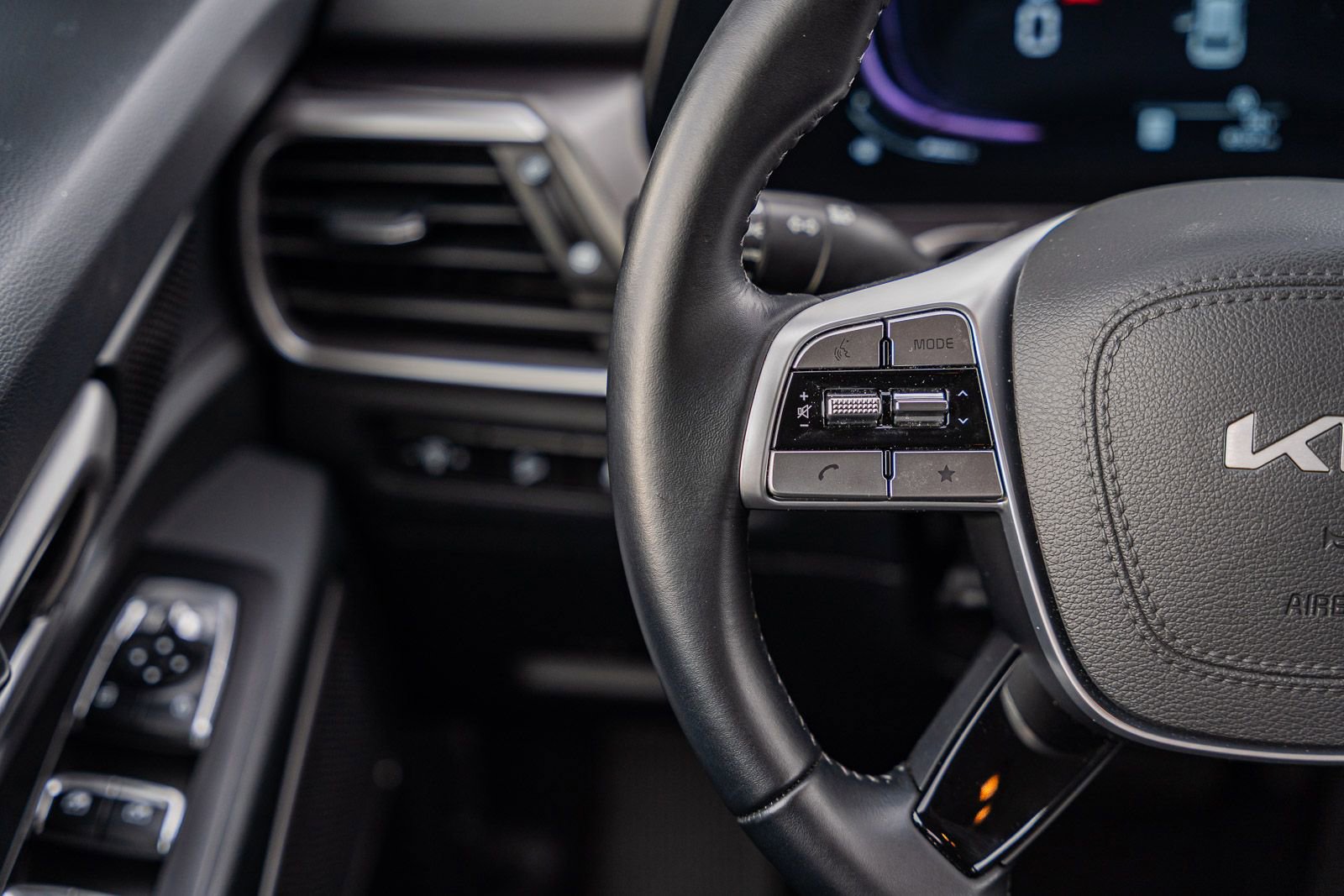 Used 2025 Kia Telluride LX image 28