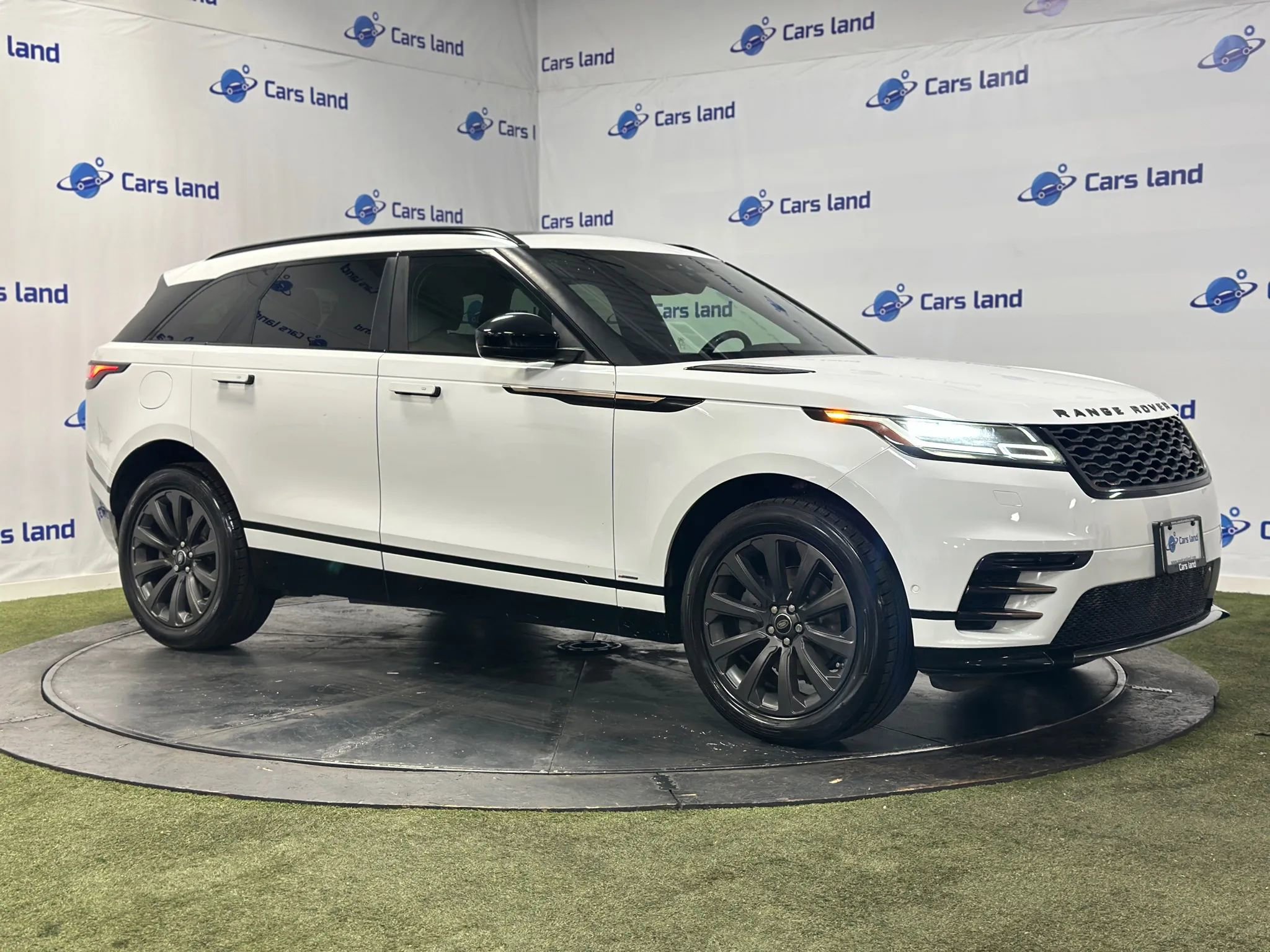 Used 2019 Land Rover Range Rover Velar R-Dynamic SE image 2