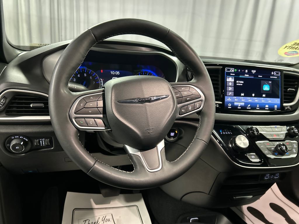 Used 2025 Chrysler Pacifica Select FWD image 15