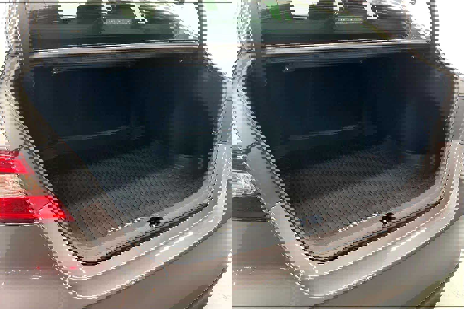 Used 2018 Toyota Camry LE image 15