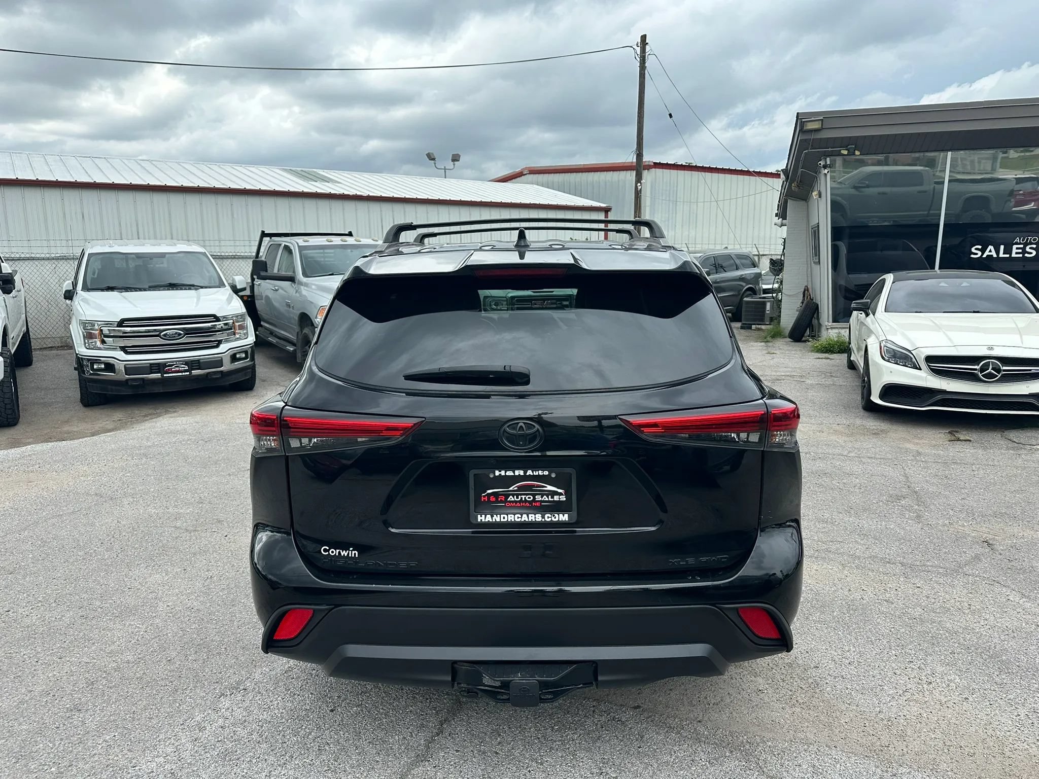 Used 2021 Toyota Highlander XLE AWD/4WD image 4