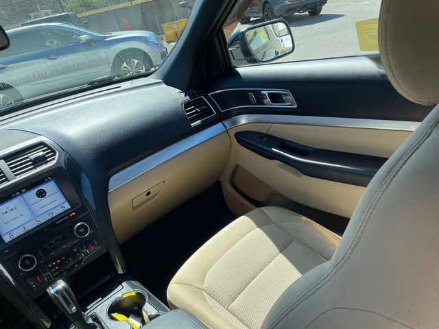 Used 2017 Ford Explorer XLT image 25