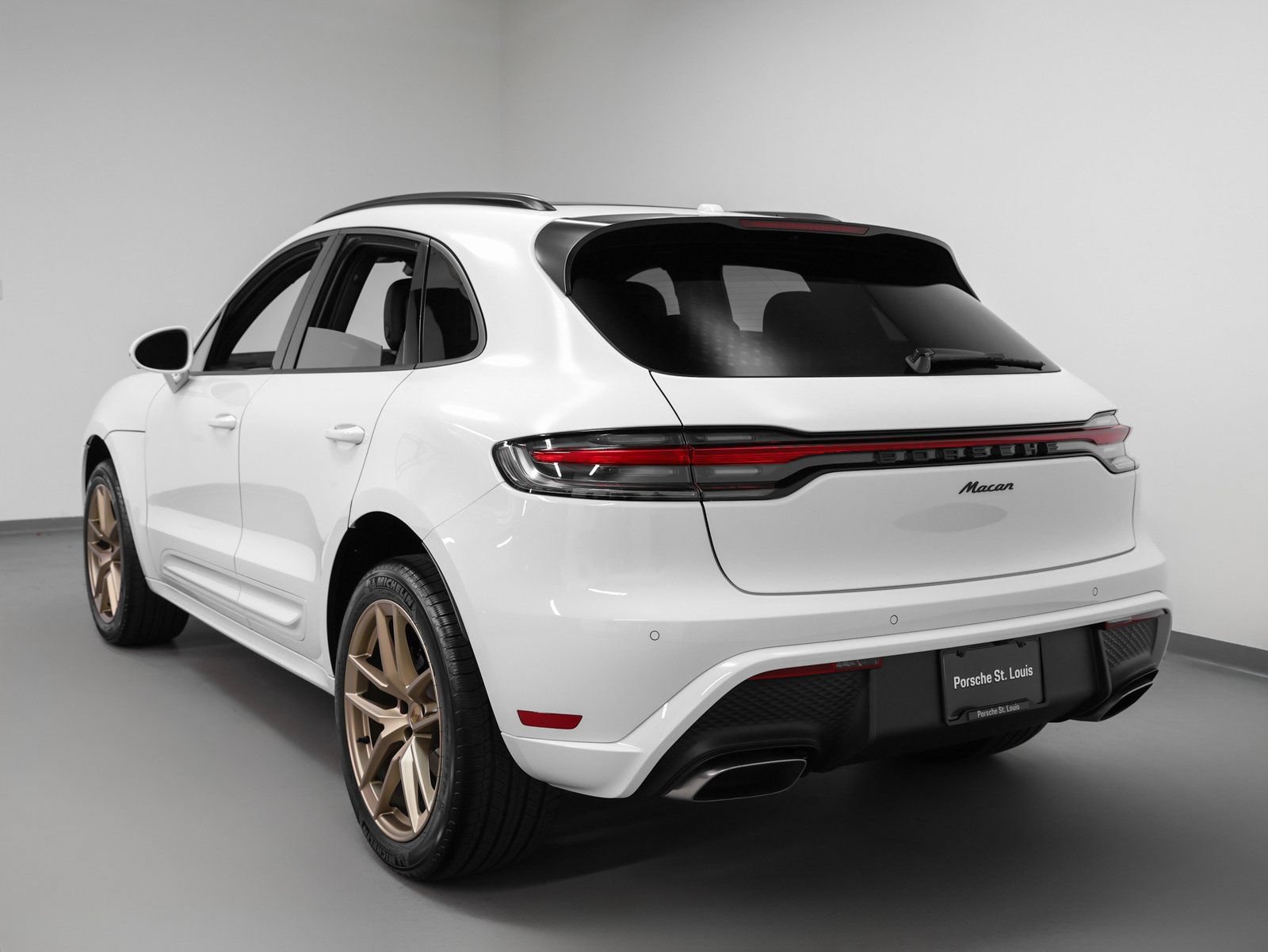 Certified 2025 Porsche Macan AWD/4WD image 3