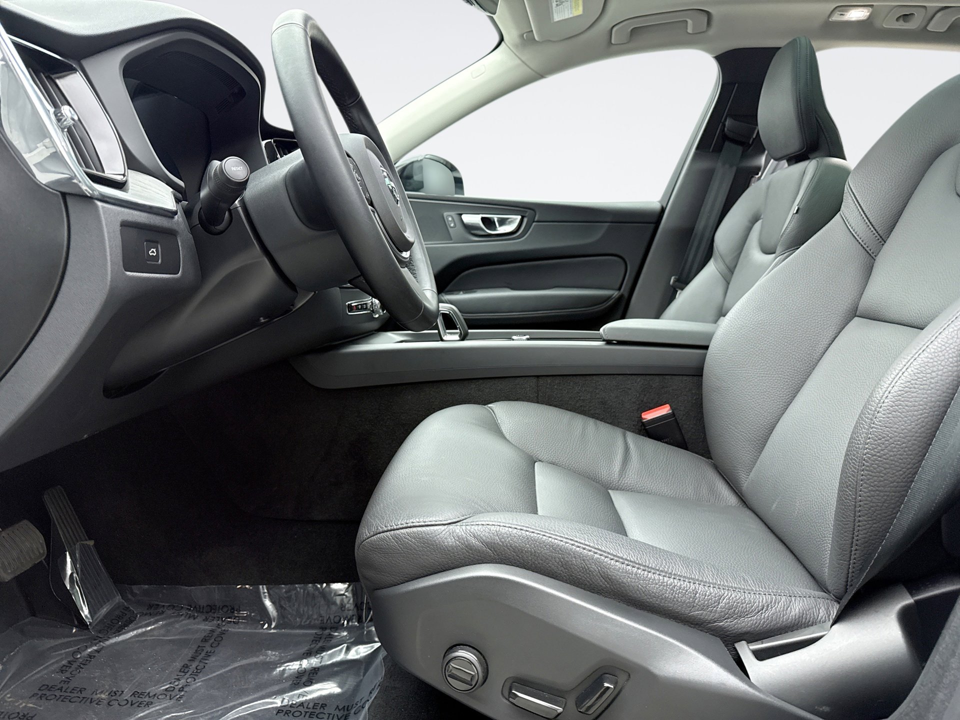 Used 2025 Volvo XC60 B5 Plus image 11