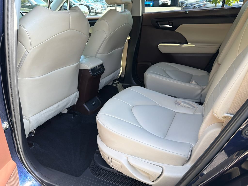 Used 2022 Toyota Highlander XLE AWD/4WD image 19