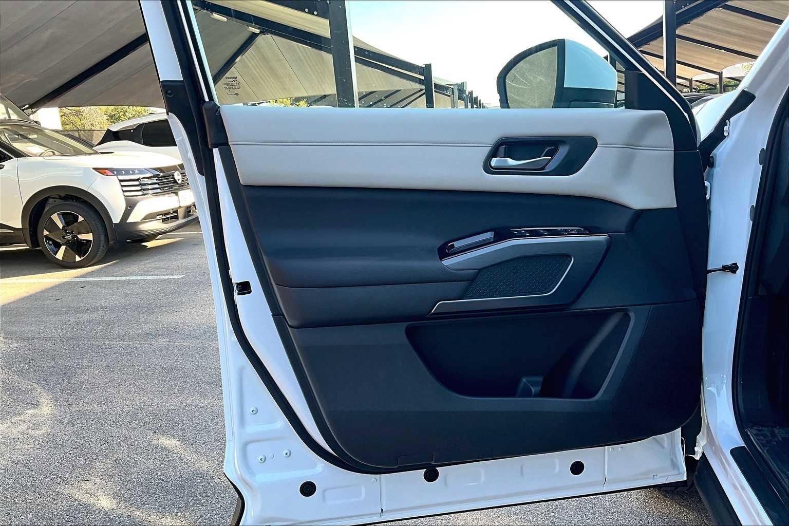 New 2025 Nissan Pathfinder SL image 13