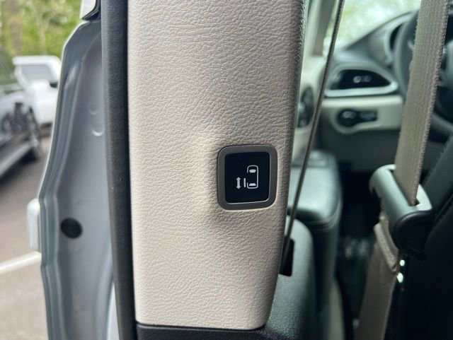 Used 2023 Chrysler Pacifica Touring-L FWD image 16