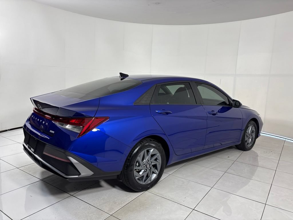 New 2025 Hyundai Elantra Hybrid FWD image 5