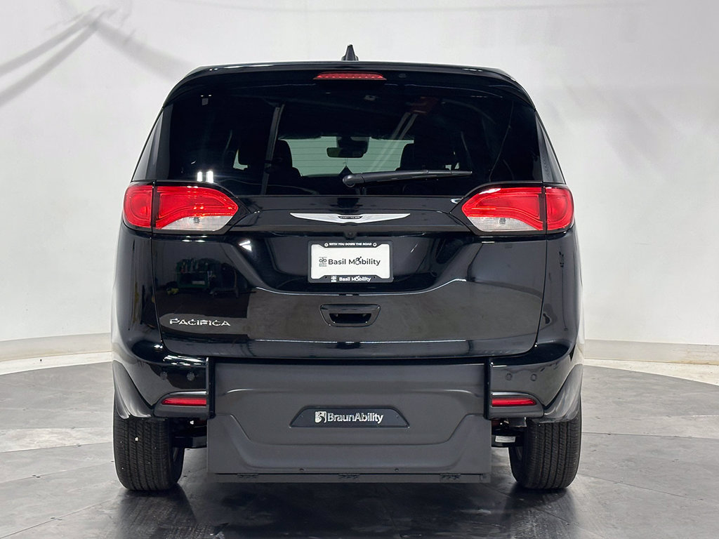 Used 2027 Chrysler Pacifica LX FWD image 7
