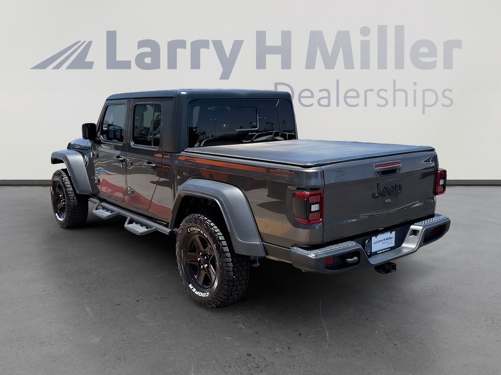 Used 2021 Jeep Gladiator Sport AWD/4WD image 3
