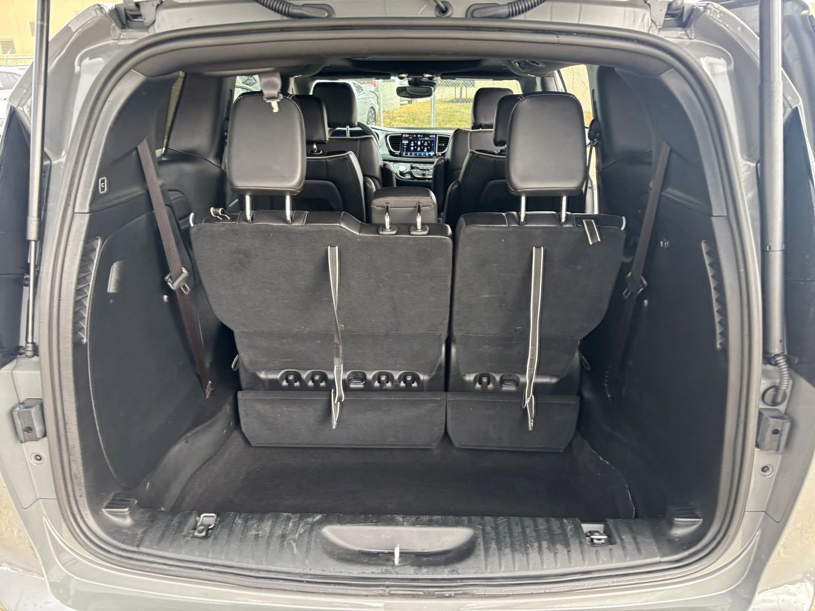 Used 2025 Chrysler Pacifica Limited image 35