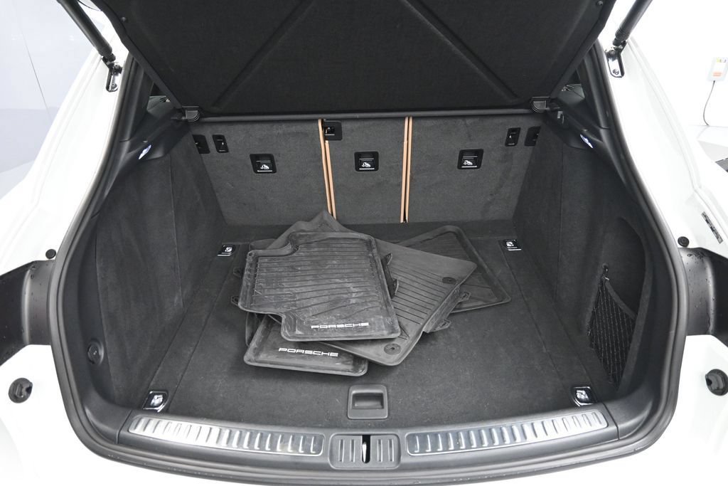 Certified 2024 Porsche Macan AWD/4WD image 28