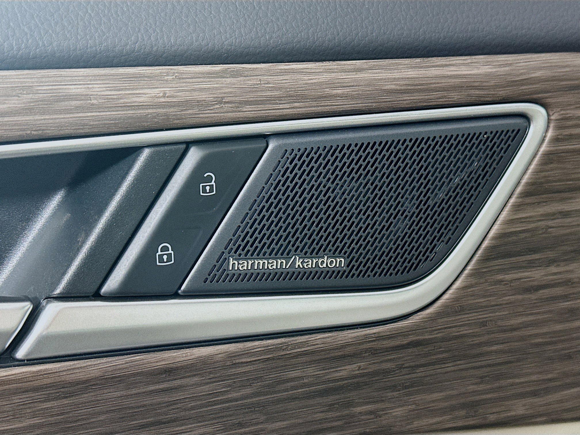 Certified 2025 Volkswagen Atlas SEL Premium R-Line image 19