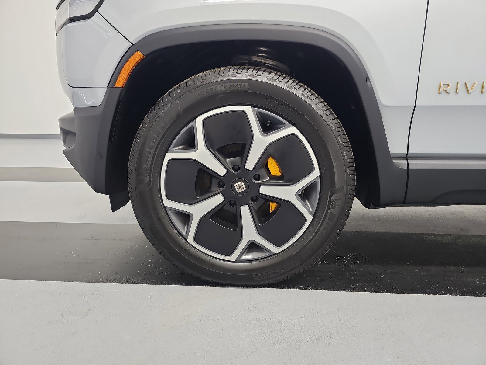 Used 2024 Rivian R1S Adventure AWD/4WD image 9