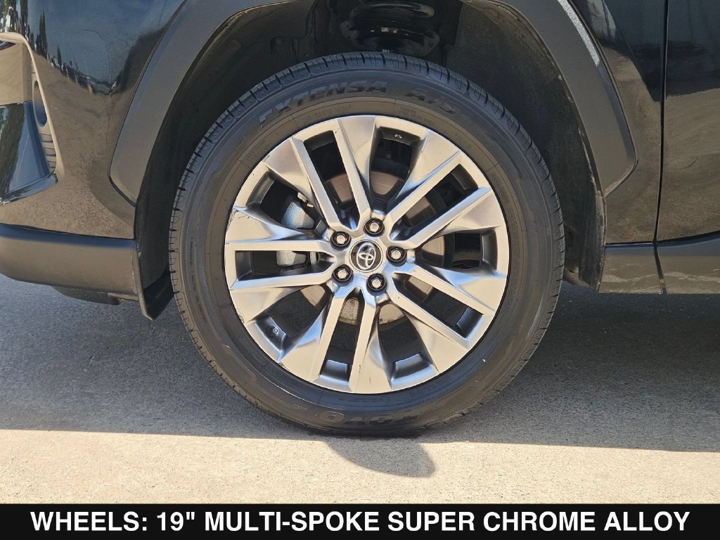 Used 2020 Toyota RAV4 XLE Premium FWD image 33