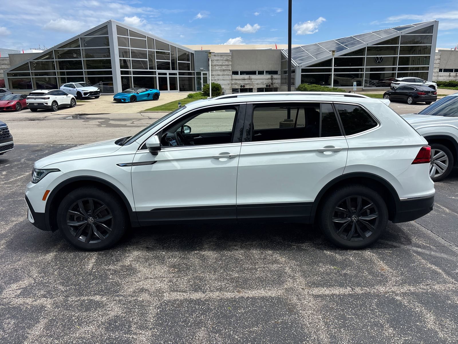 Used 2024 Volkswagen Tiguan SE w/ Panoramic Sunroof Package AWD/4WD image 7
