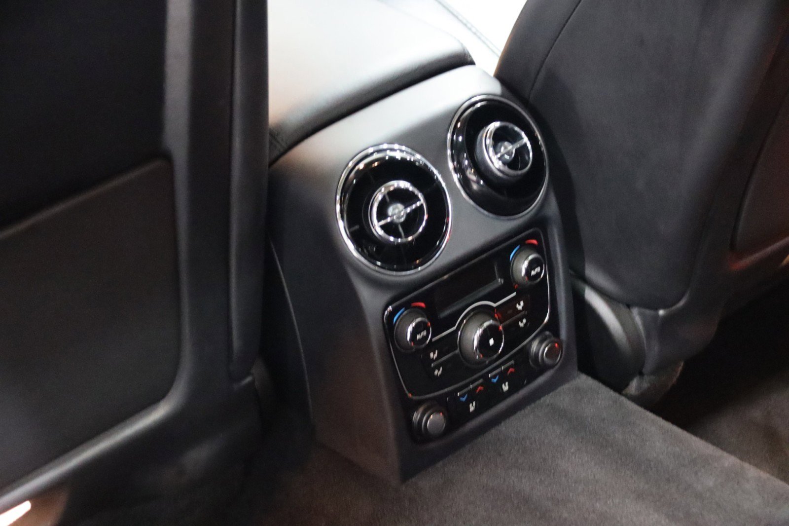 Used 2014 Jaguar XJ L Portfolio image 40