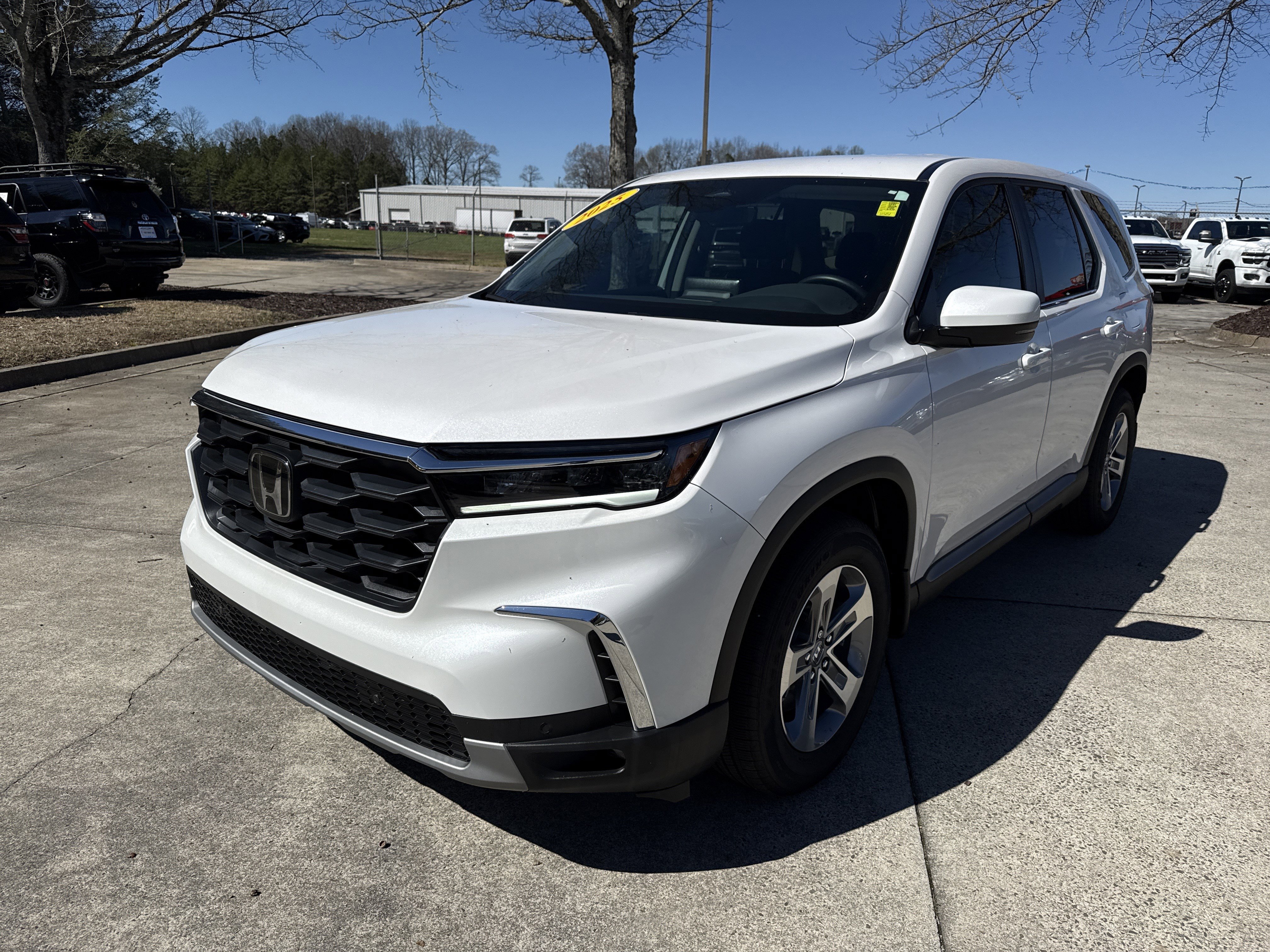 Used 2025 Honda Pilot EX-L image 3