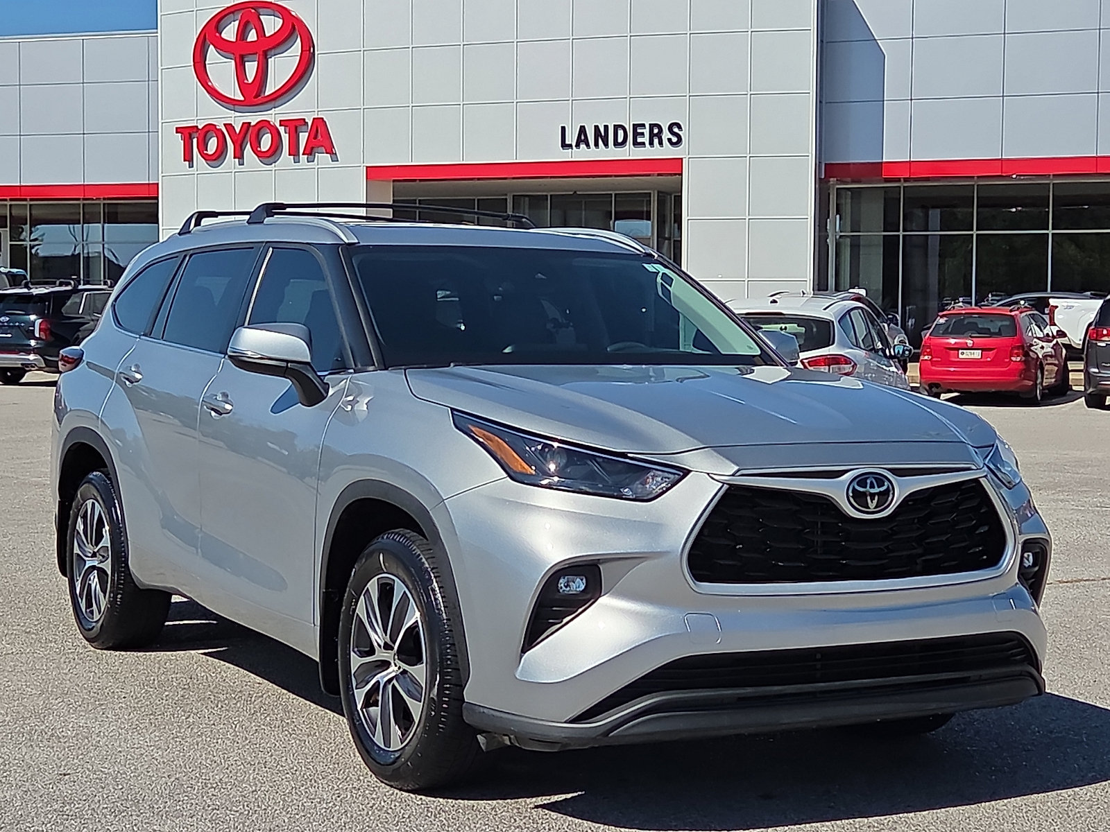 Used 2024 Toyota Highlander XLE AWD/4WD image 1