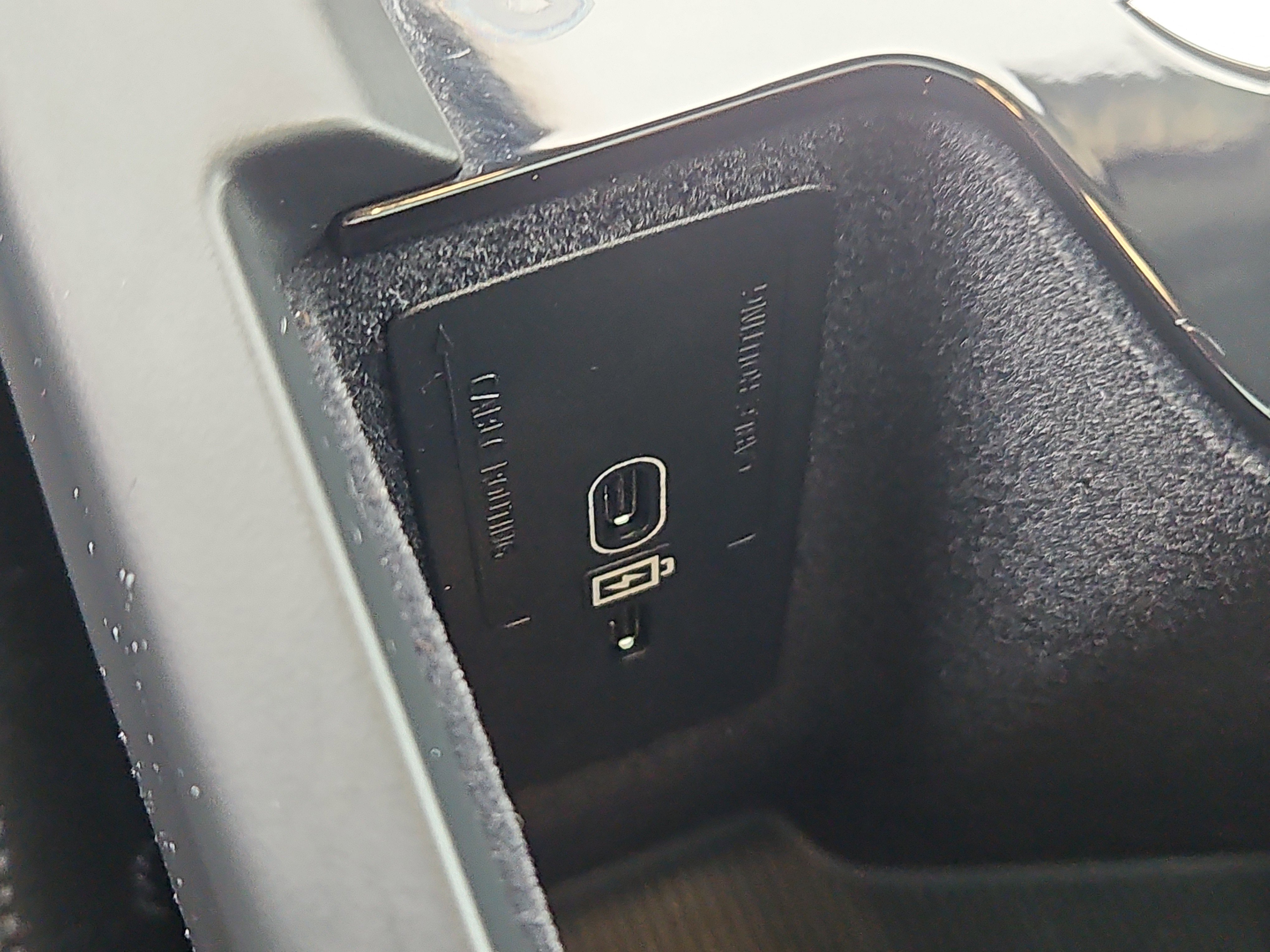 Used 2023 Volvo XC60 B5 Plus w/ Protection Package Premier image 11