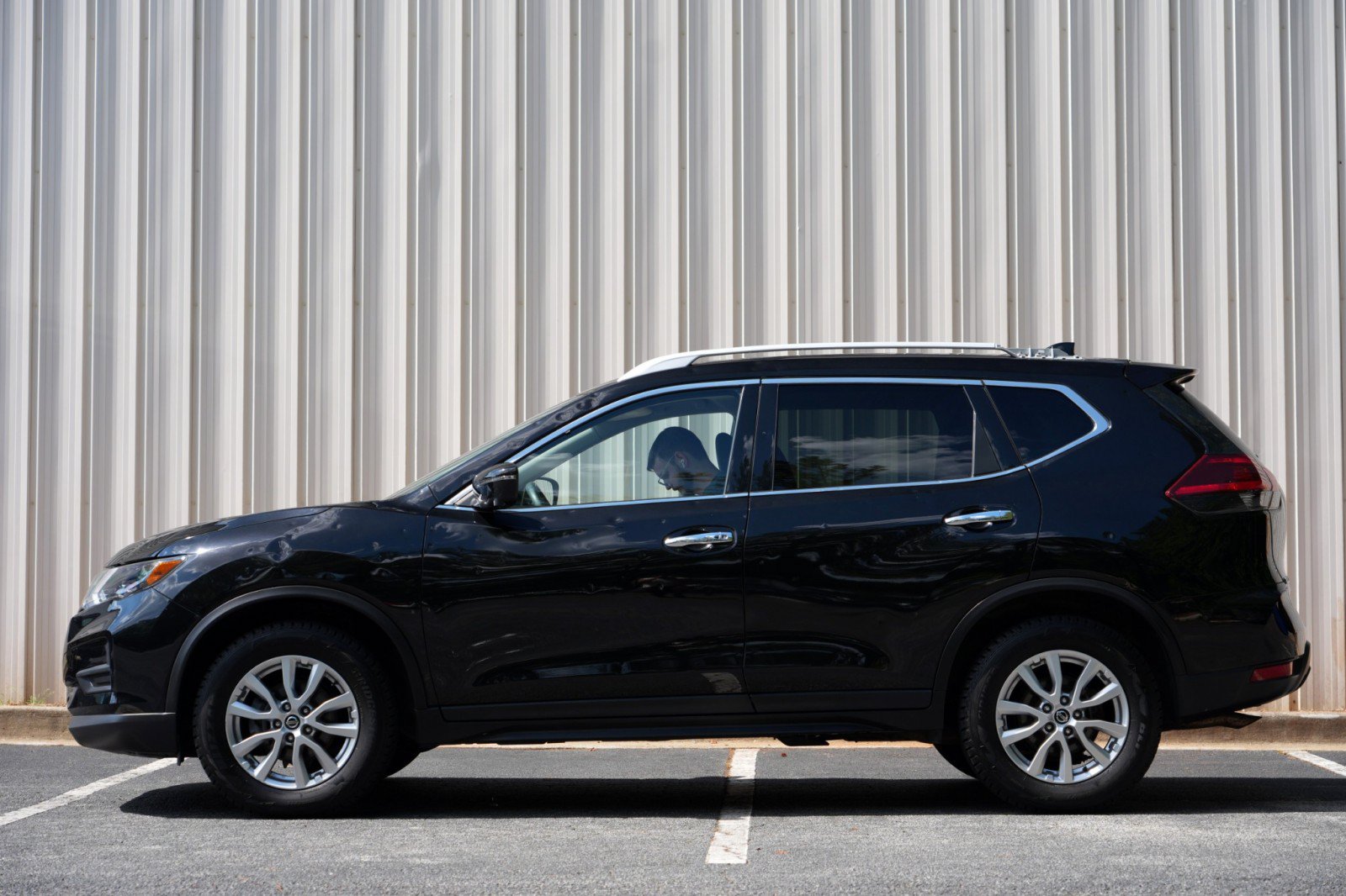 Used 2018 Nissan Rogue SV w/ Sun & Sound Touring Package AWD/4WD image 8
