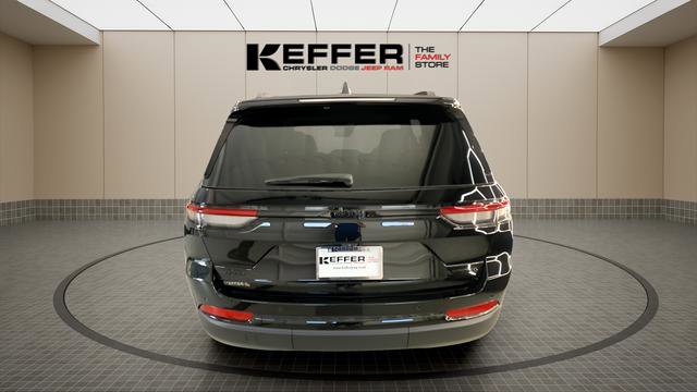 New 2025 Jeep Grand Cherokee Limited w/ Black Appearance Package image 4