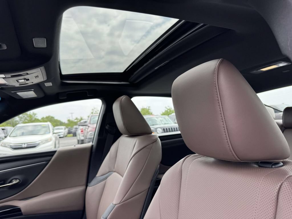 Used 2025 Lexus ES 300h w/ Technology Package FWD image 4