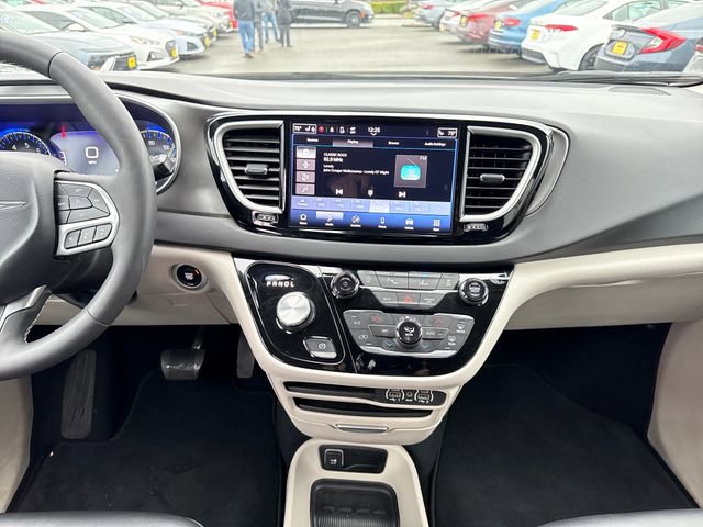 Used 2024 Chrysler Pacifica Touring-L image 32