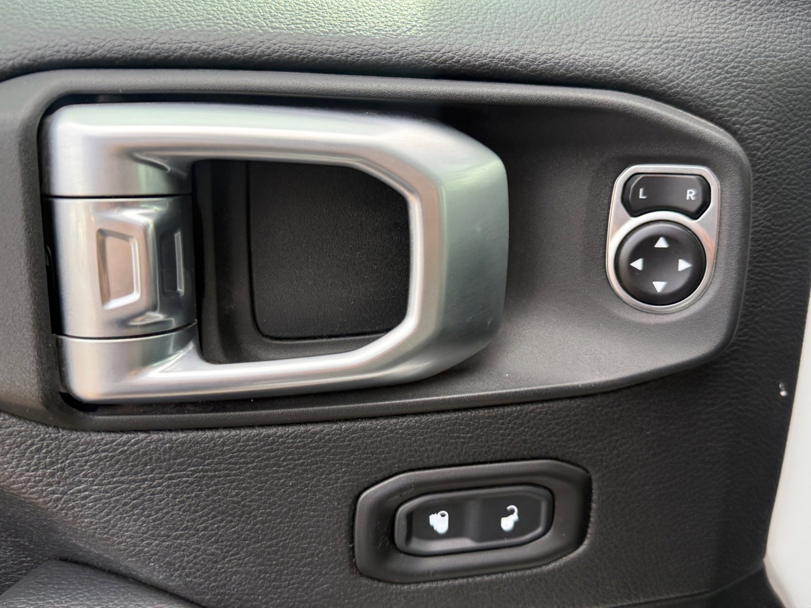 Used 2020 Jeep Gladiator Overland image 13