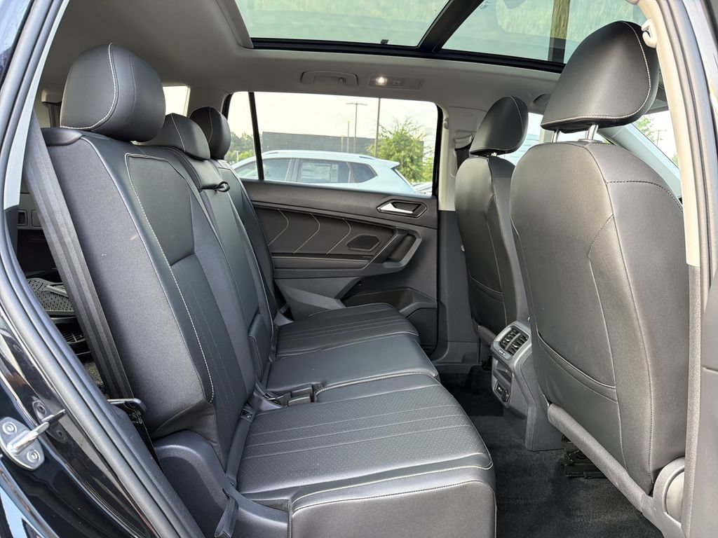 Used 2023 Volkswagen Tiguan SE w/ Panoramic Sunroof Package FWD image 15