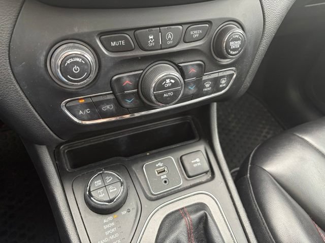 Used 2019 Jeep Cherokee Trailhawk w/ Comfort/Convenience Group AWD/4WD image 33