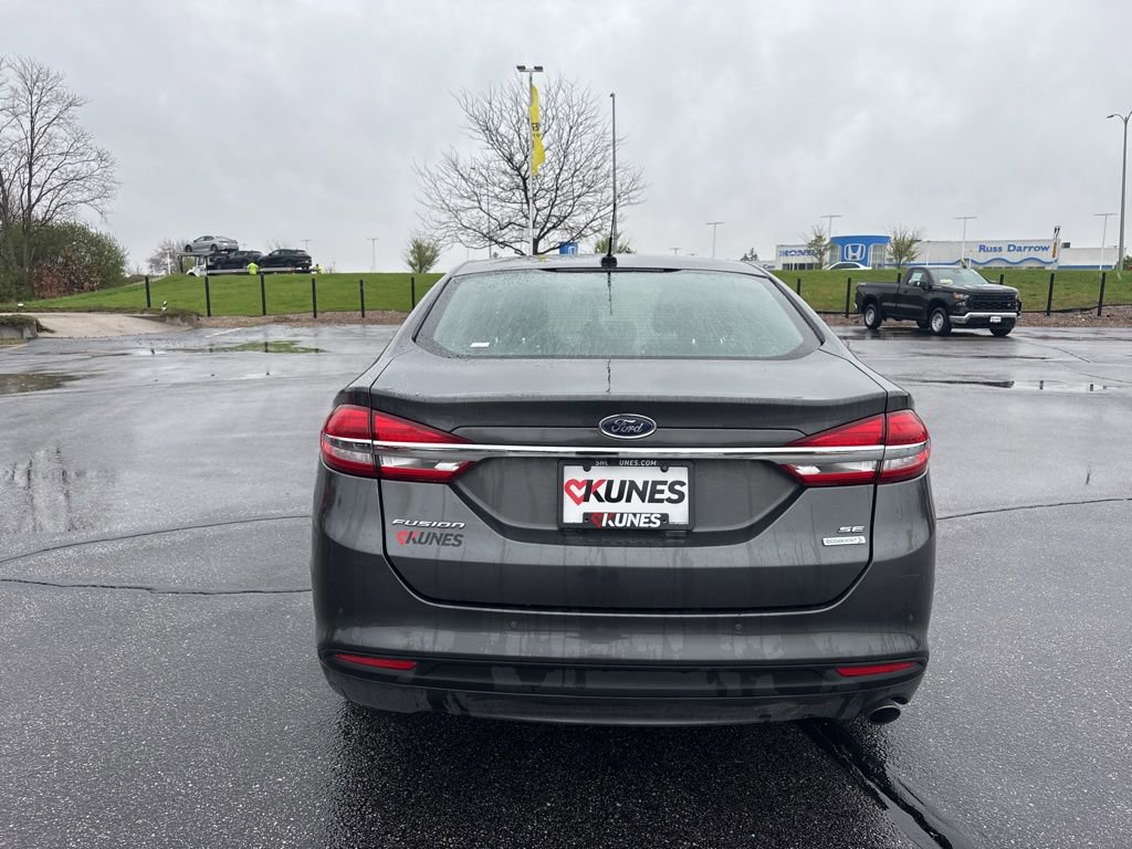 Used 2017 Ford Fusion SE w/ Fusion SE Technology Package FWD image 4