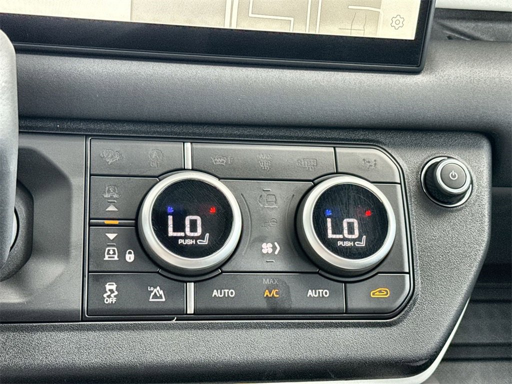 Used 2025 Land Rover Defender 110 S image 26