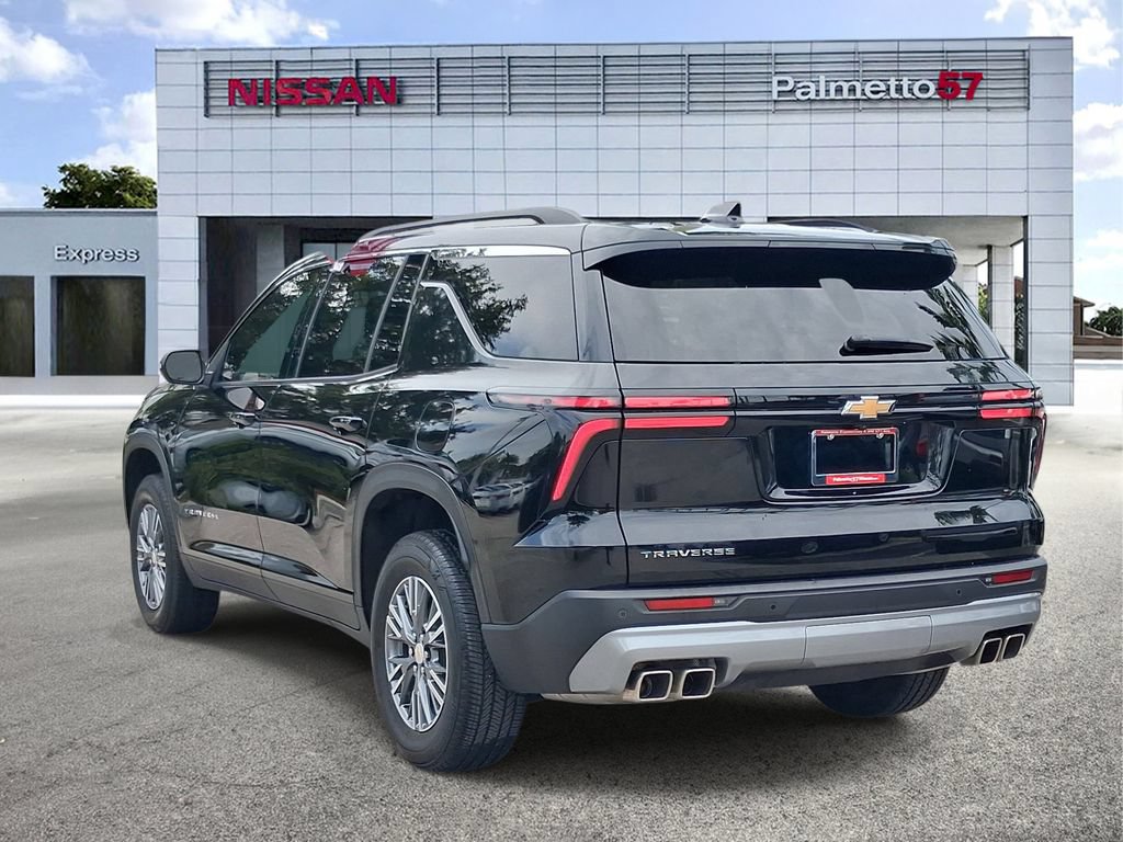Used 2025 Chevrolet Traverse LT FWD image 4