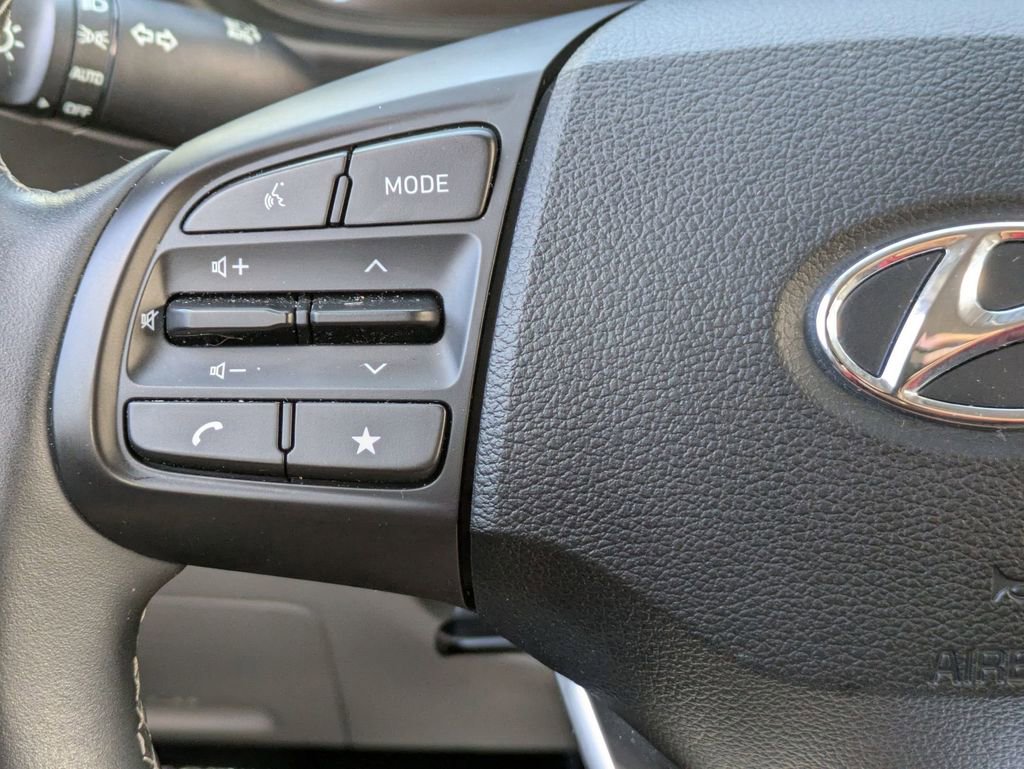 Used 2025 Hyundai Venue SEL image 20