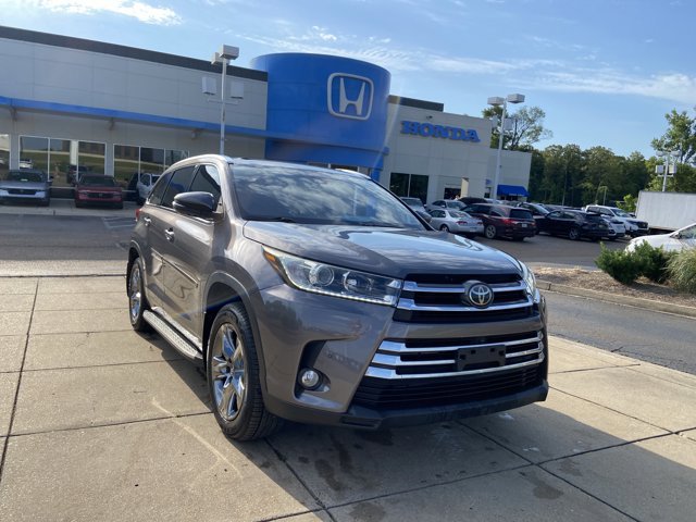 Used 2017 Toyota Highlander Limited Platinum AWD/4WD image 2