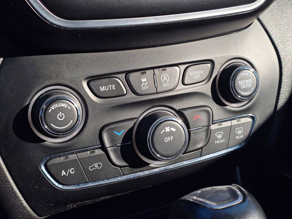 Used 2019 Jeep Cherokee Latitude Plus image 32