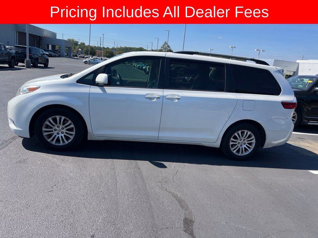 Used 2017 Toyota Sienna XLE FWD image 2
