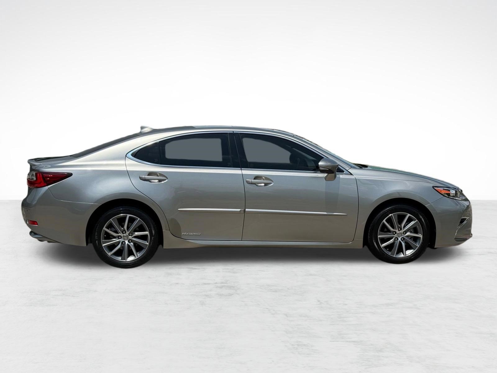 Used 2016 Lexus ES 300h w/ Luxury Package w/Wood Trim image 9