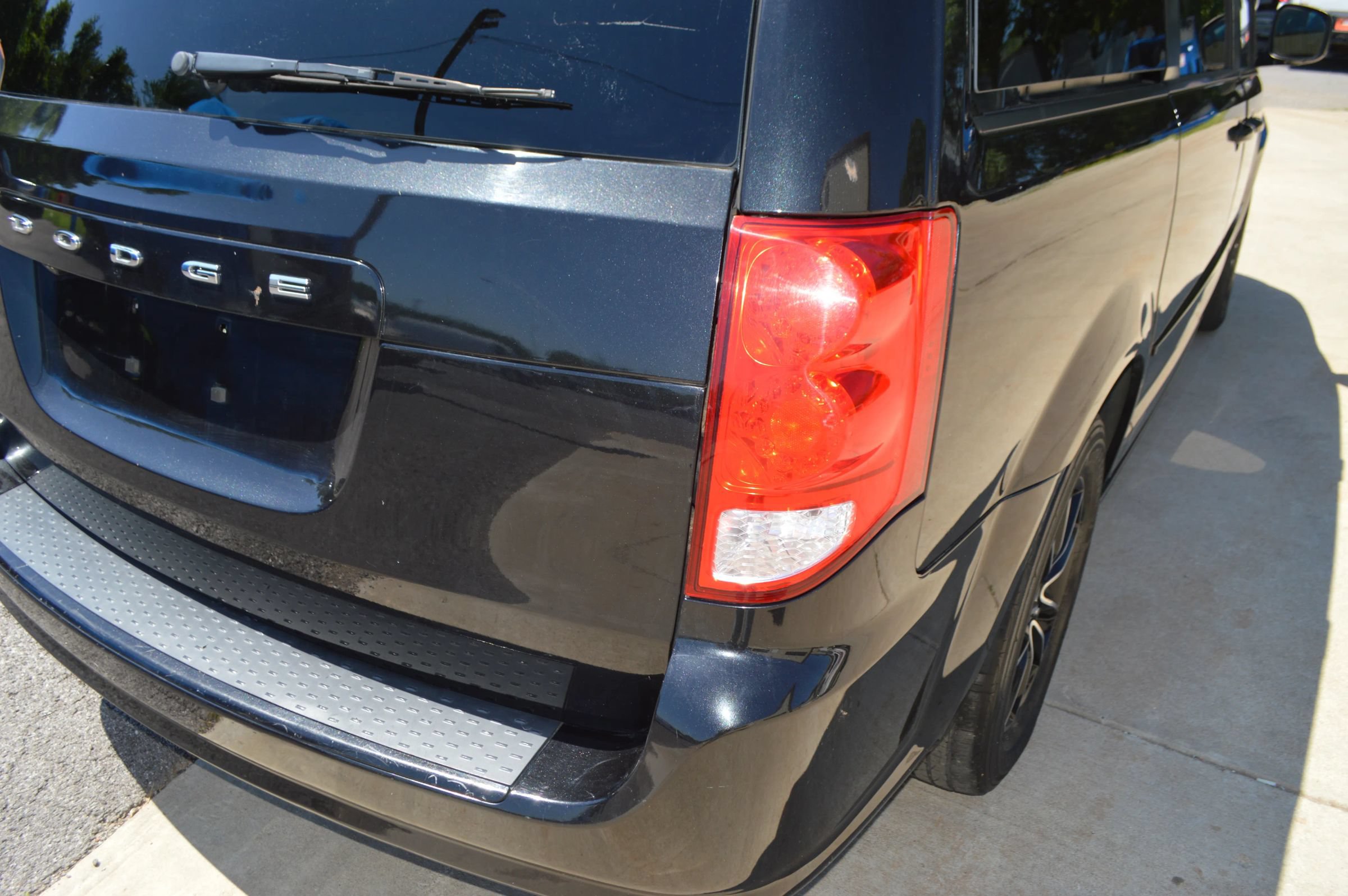 Used 2016 Dodge Grand Caravan SXT w/ UConnect Hands-Free Group FWD image 8