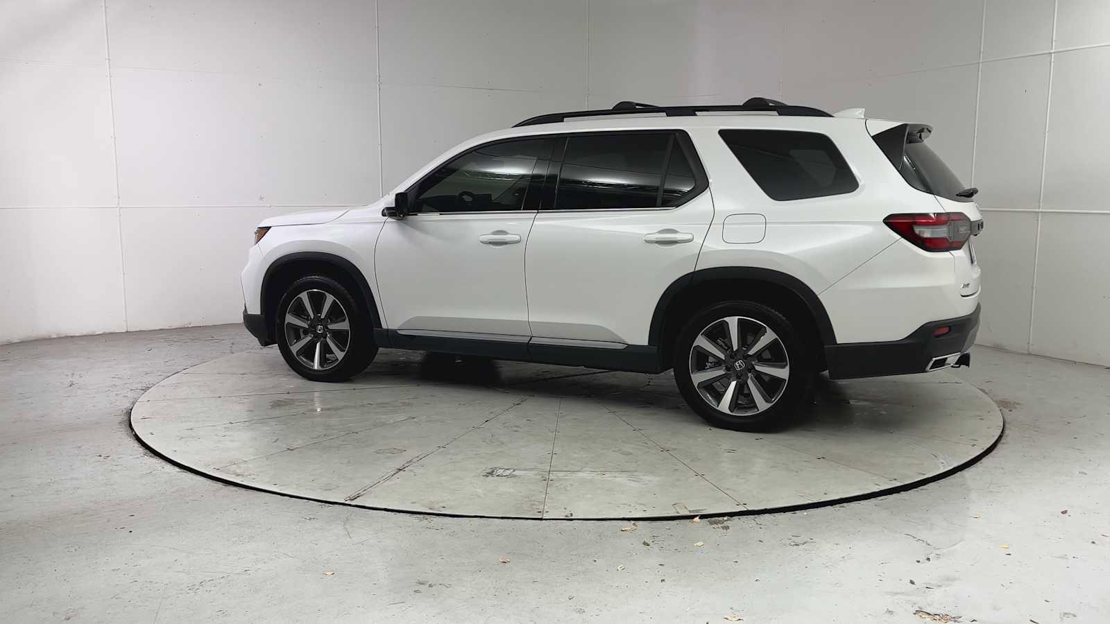 Used 2023 Honda Pilot Touring image 4