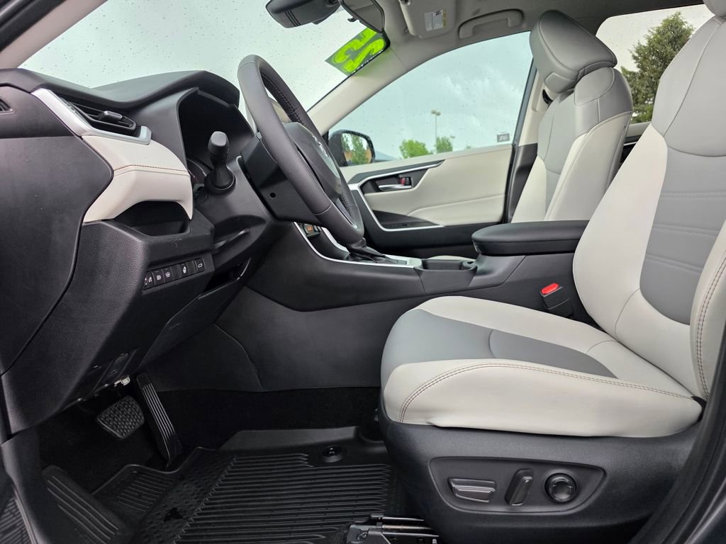 Used 2025 Toyota RAV4 XLE Premium image 25