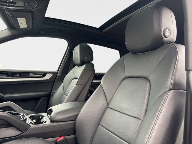 Used 2024 Porsche Cayenne w/ Premium Package AWD/4WD image 18