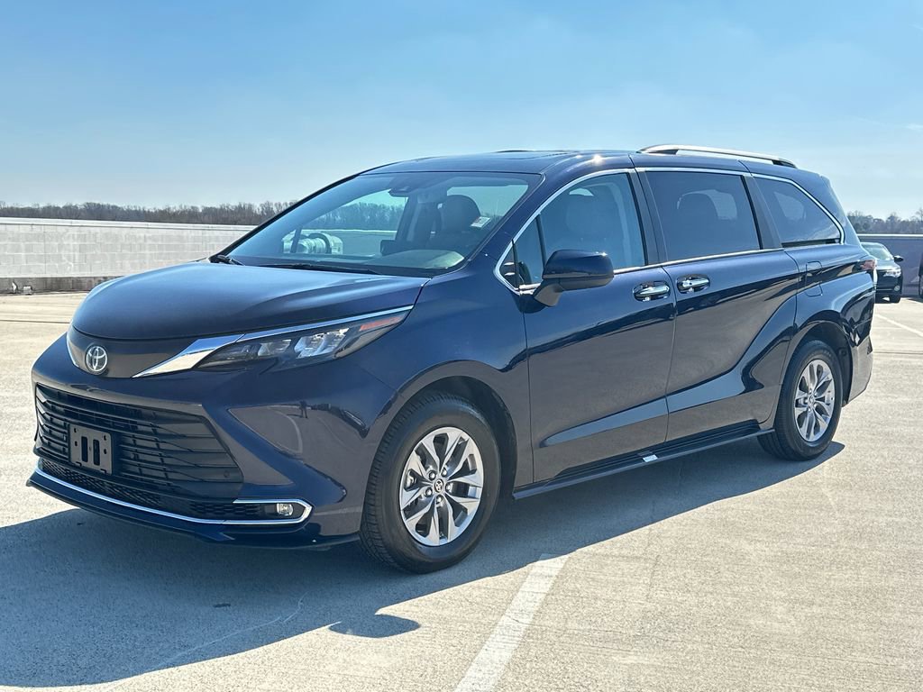 Used 2024 Toyota Sienna XLE image 2