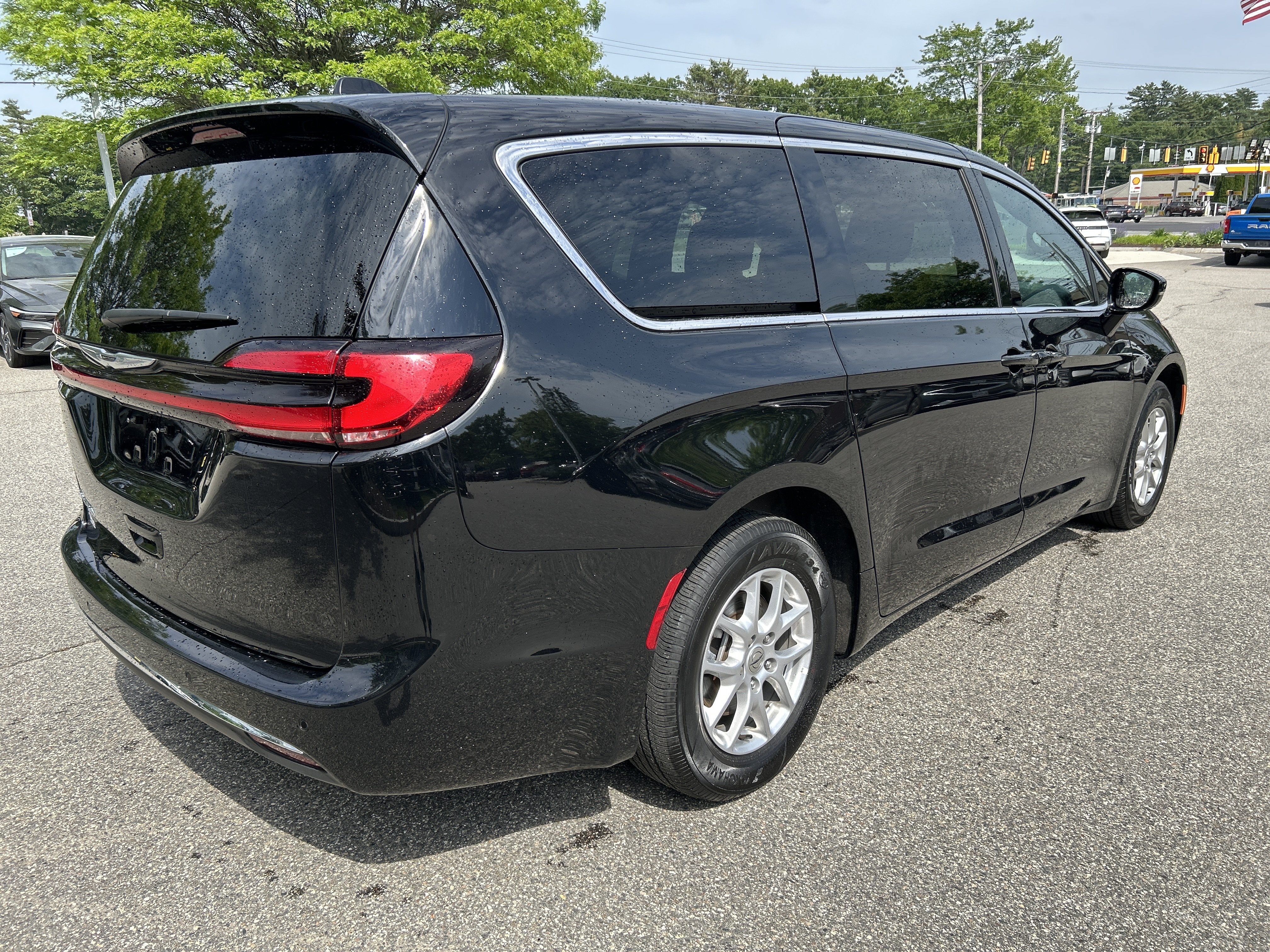 Used 2025 Chrysler Pacifica Select FWD image 5